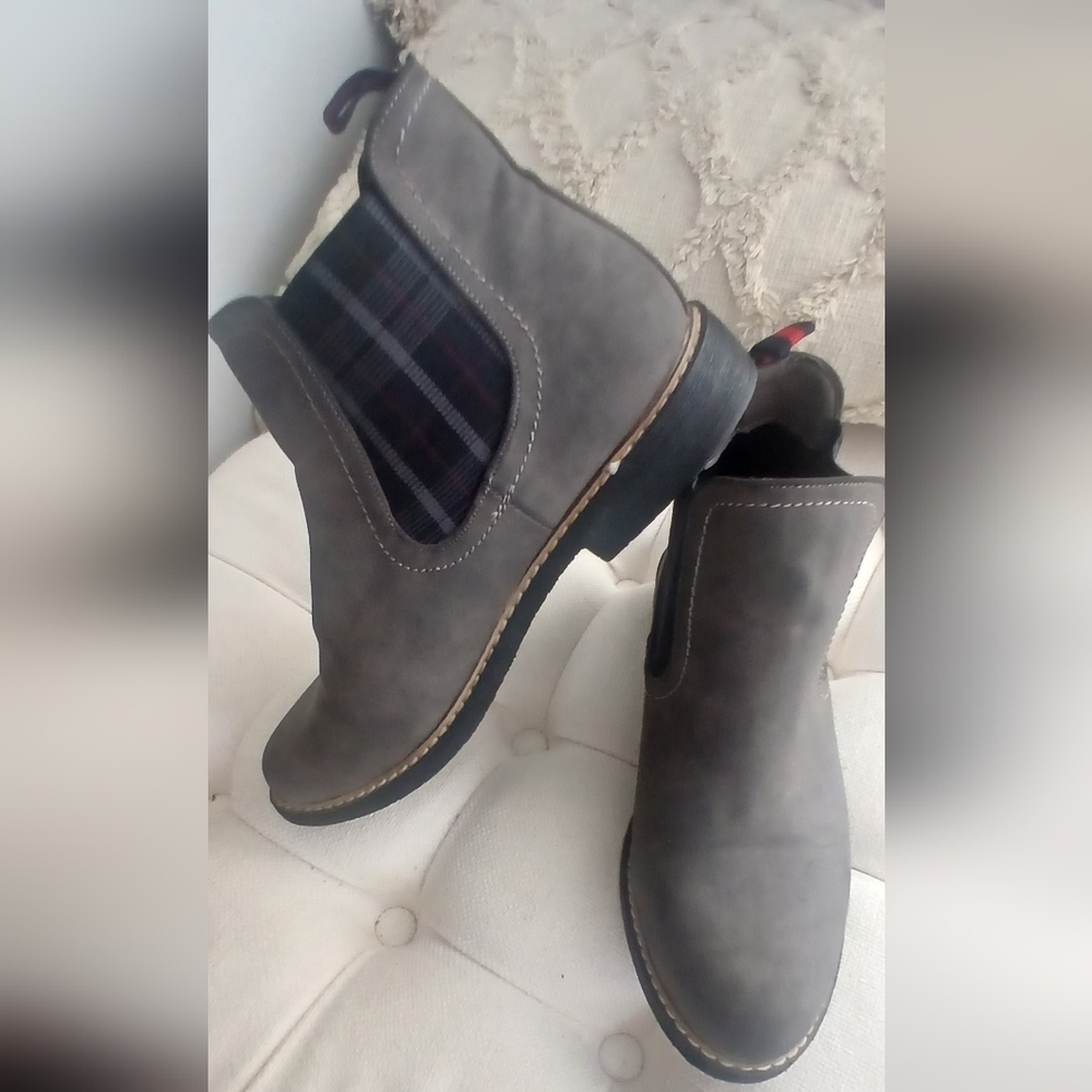 Dolce Nome Gray Plaid Chelsea Ankle Boots Sz 8.5/39